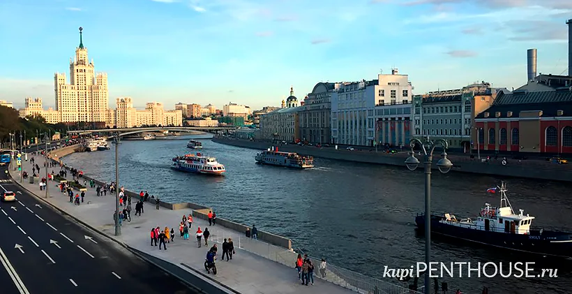 Вид с «парящего» моста в «Зарядье» на Москворецкую и Котельническую набережные, а также высотку на Котельнической