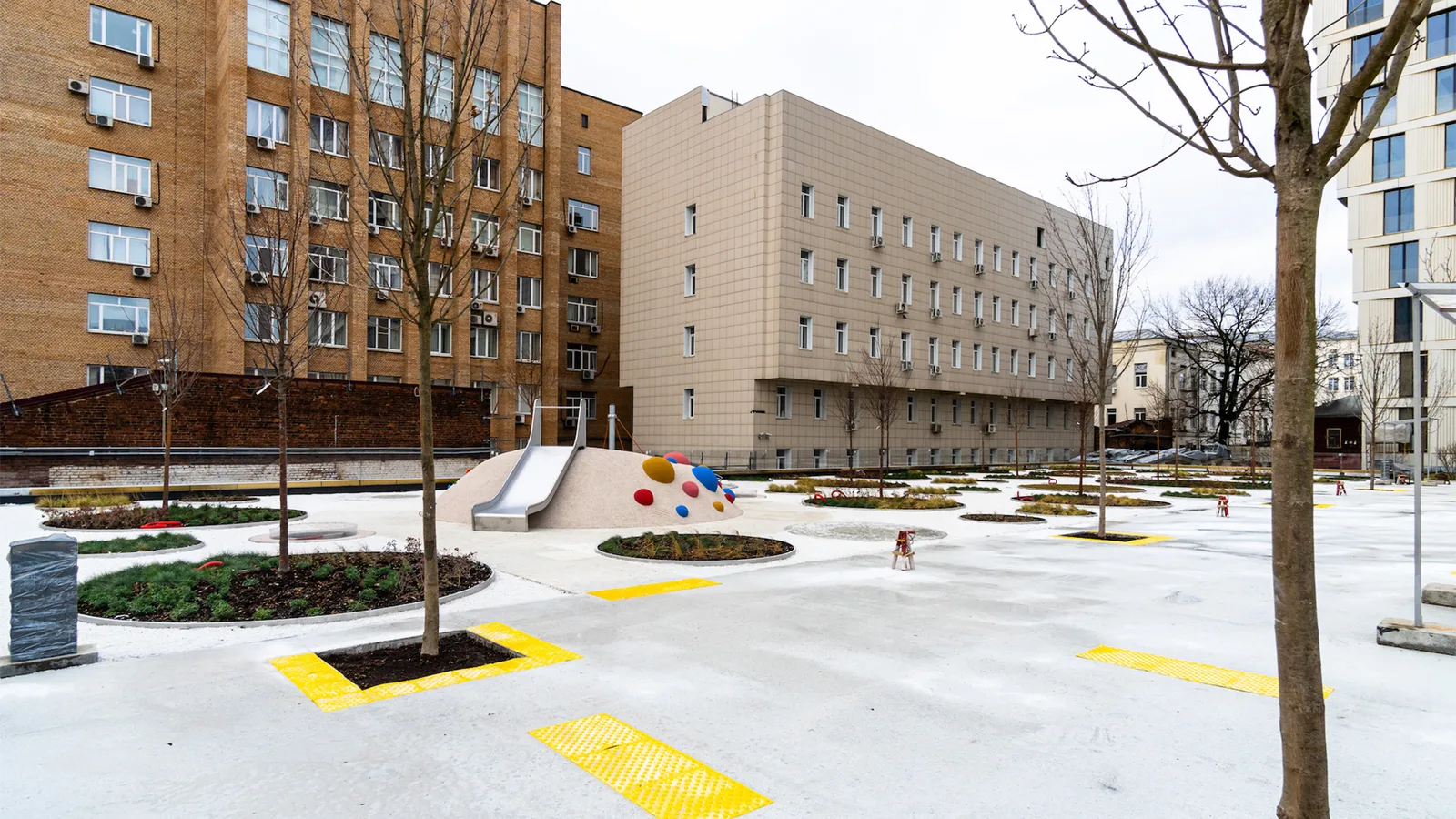 Детская площадка во дворе