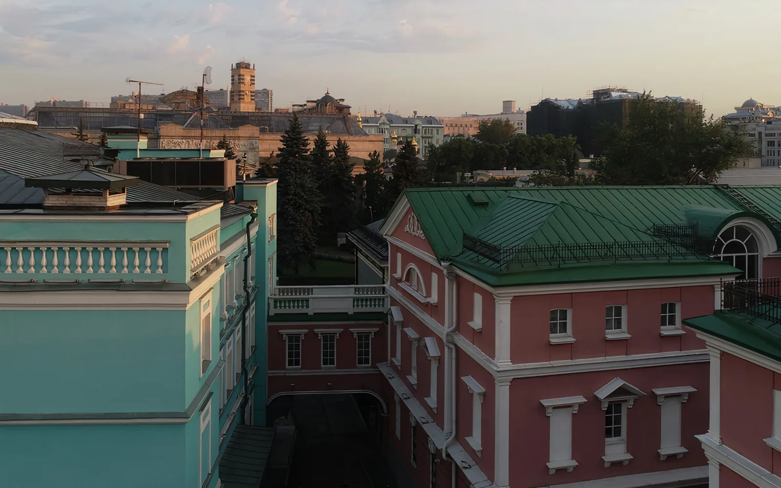 Слева: Картинная галерея Ильи Глазунова, справа: Музей сословий России