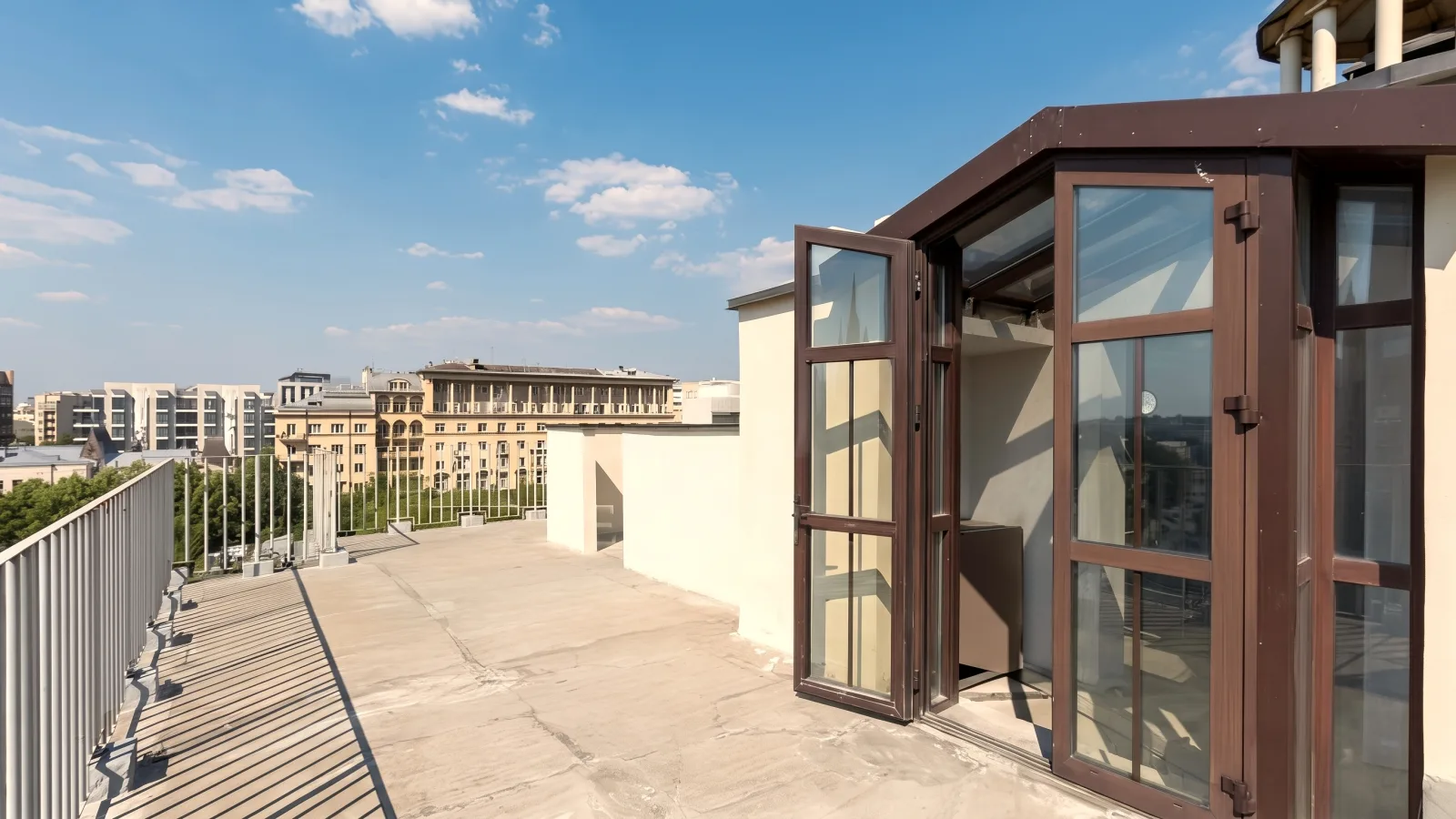 Терраса пентхауса на крыше клубного дома на Большой Никитской в Москве с видом на город