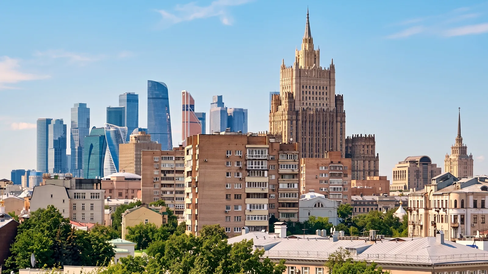 Вид из окна пентхауса в готовом доме на Остоженке в Москве