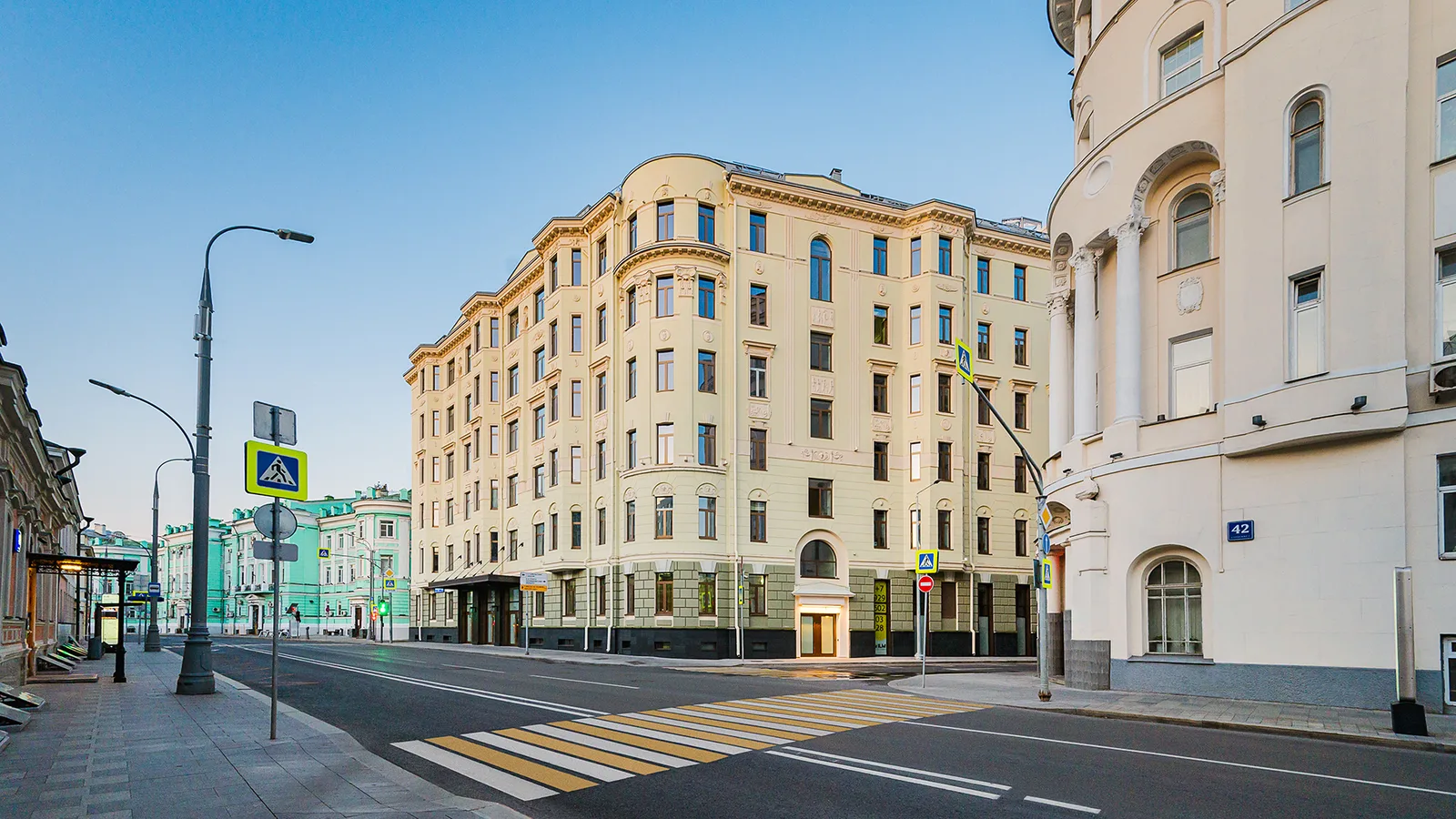 Фасады с гранёными эркерами