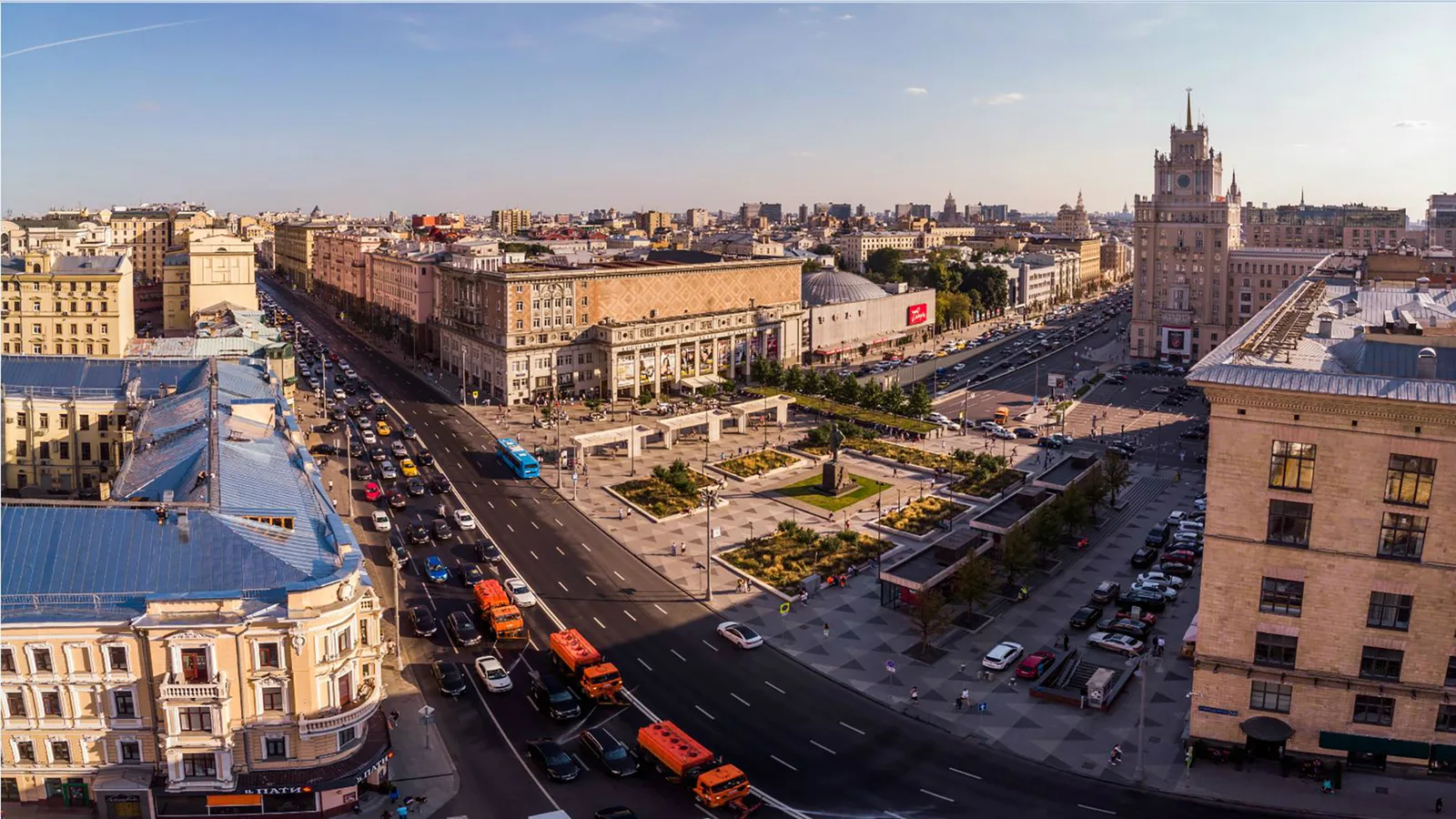 Вид на Триумфальную площадь из окон пентхауса Fairmont